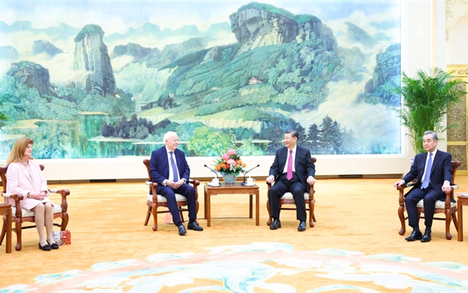 習(xí)近平會(huì)見法國梅里埃基金會(huì)主席梅里埃夫婦